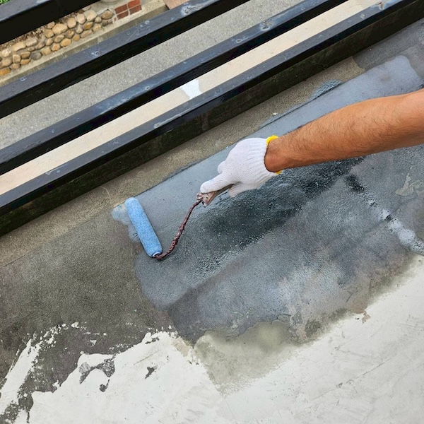 大阪府摂津市|ベランダウレタン防水工事 隙間をシーリングで塞ぎました!