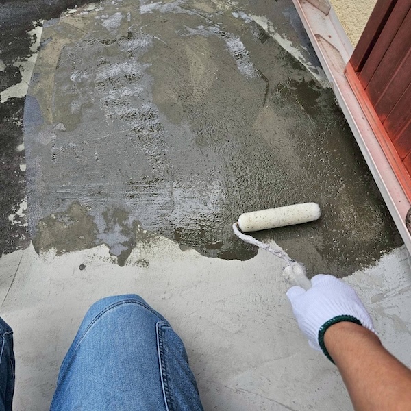 ベランダウレタン防水工事 カチオンペースト下地調整〜絶縁シート敷設 メッシュテープ貼りまでをレポート!|大阪府摂津市