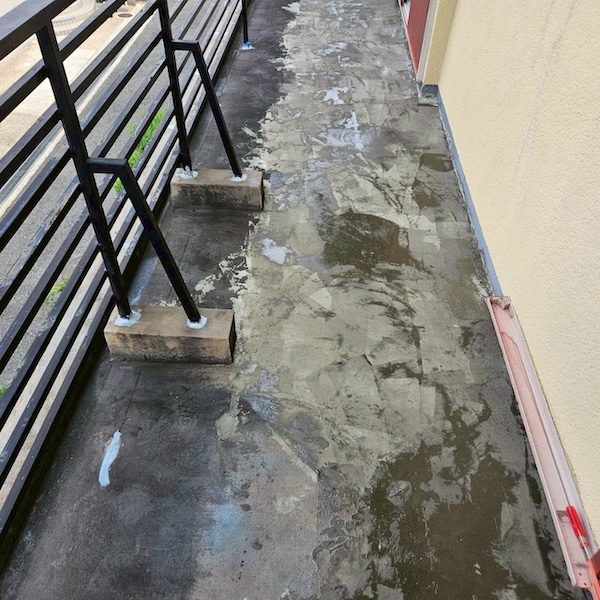 大阪府摂津市|ベランダウレタン防水工事 隙間をシーリングで塞ぎました!