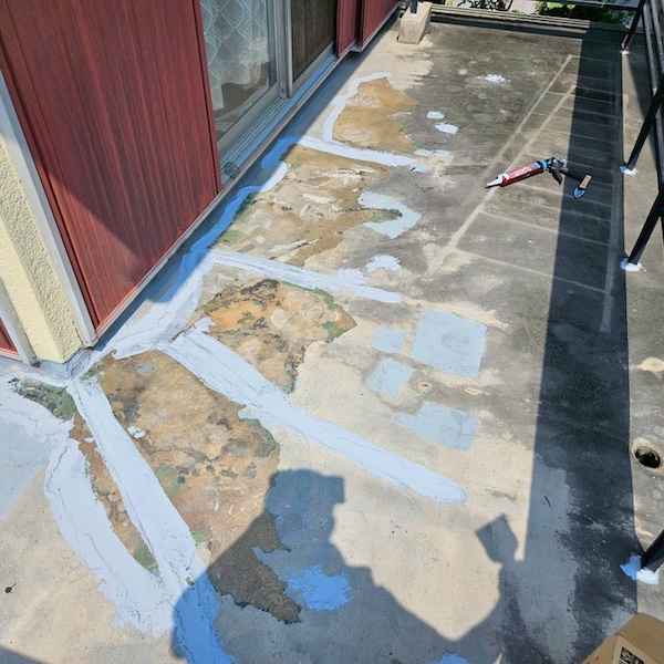 大阪府摂津市|ベランダウレタン防水工事 隙間をシーリングで塞ぎました!
