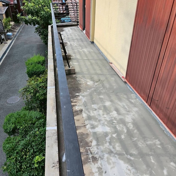 ベランダウレタン防水工事 カチオンペースト下地調整〜絶縁シート敷設 メッシュテープ貼りまでをレポート!|大阪府摂津市