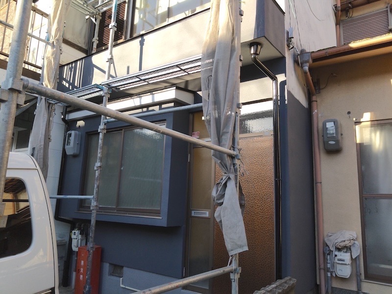 マンション 外装工事 施工前〜足場設置〜高圧洗浄〜養生作業をレポート|京都府京都市