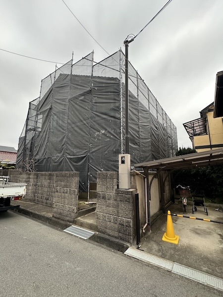 屋根塗装・外壁塗装工事を実施しました!足場設置から高圧洗浄まで|大阪府摂津市