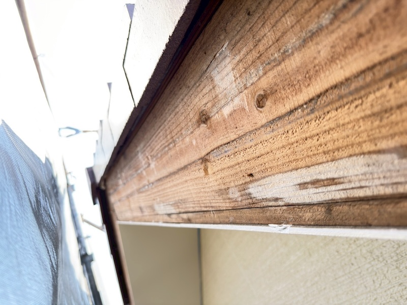 大阪府摂津市|軒天井のひび割れ補修と破風板を部分的に張り替えました