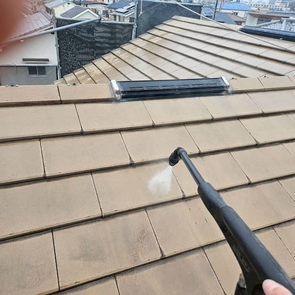 セメント瓦を下塗りしました!屋根塗装における下塗りの重要性について|大阪府摂津市