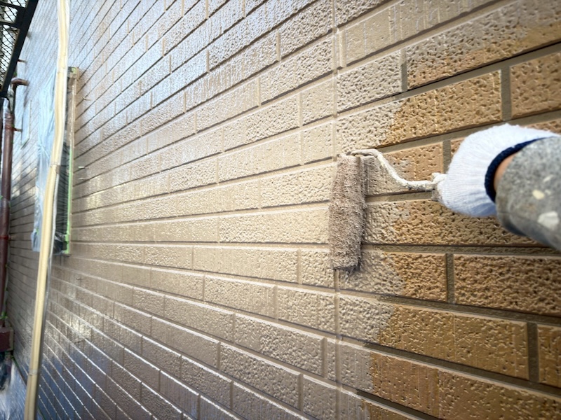 外壁塗装の中塗りを実施!下塗り・中塗り・上塗りとは?|大阪府摂津市