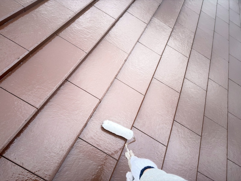セメント瓦を下塗りしました!屋根塗装における下塗りの重要性について|大阪府摂津市
