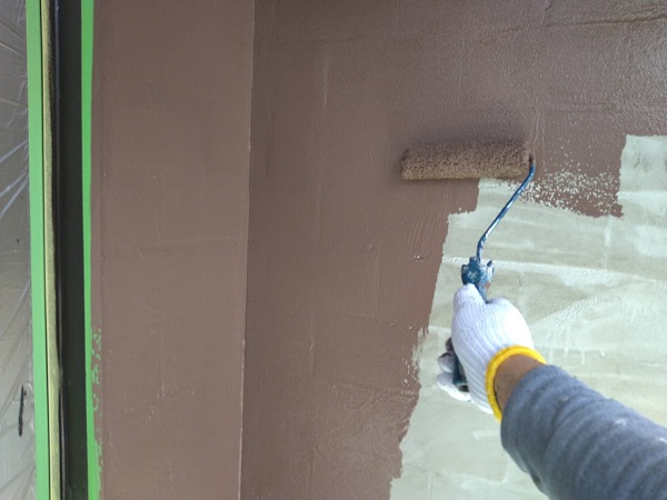 大阪府吹田市　外壁塗装　搔き落とし仕上げ　カチオンフィラーで下地調整 (2)