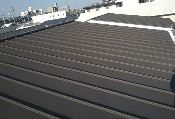 大阪府寝屋川市　屋根カバー工法(重ね葺き工事)　3つの屋根メンテナンス方法　ガルバリウム鋼板 (1)