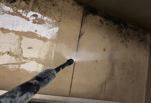 大阪府大阪市　外壁塗装・防水工事　散水試験　ベランダが原因での雨漏り (3)