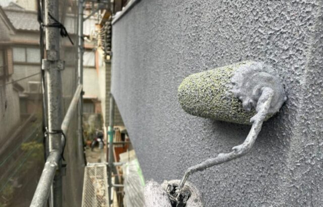 大阪府大阪市　外壁の上塗り　マスチックローラー新規パターン付け