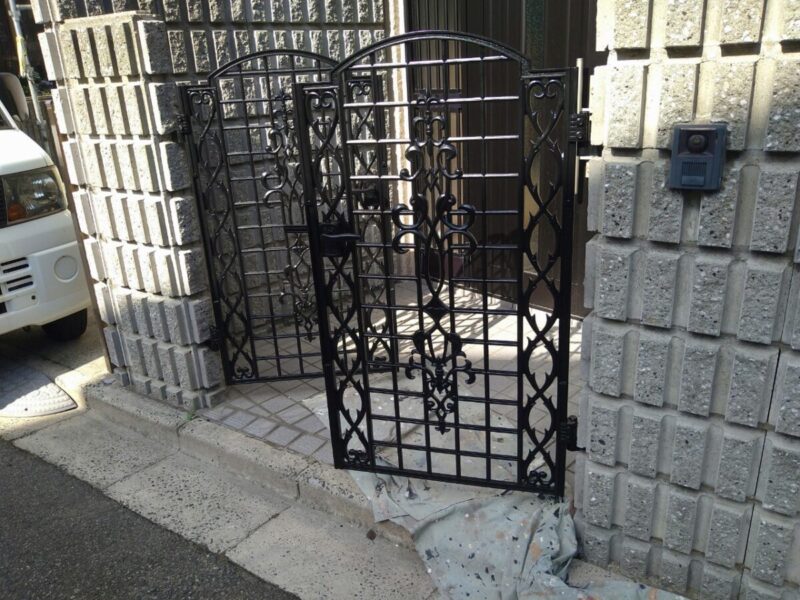 大阪府吹田市　門扉の塗装　鉄部は錆びる前に塗装をしましょう！