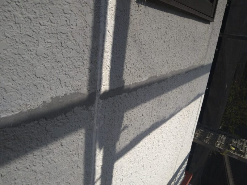 大阪府吹田市　クラック補修　外壁カット部のシーリング、樹脂モルタル充填