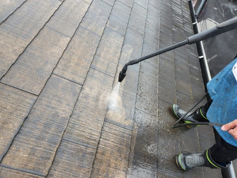 大阪府摂津市　I様邸　屋根・外壁塗装工事　屋根の高圧洗浄作業
