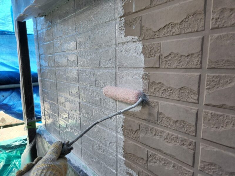 大阪府摂津市　I様邸　屋根・外壁塗装工事　サイディング外壁の下塗り