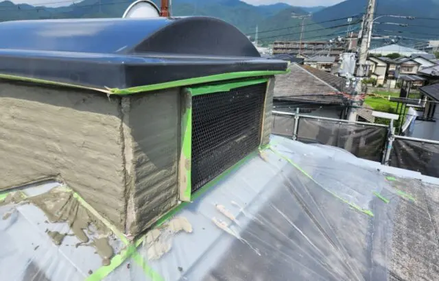 大阪府摂津市　I様邸　屋根・外壁塗装工事　換気塔のカチオン下地調整〜シーラー下塗り