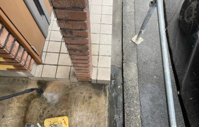 大阪府大阪市　外壁塗装工事　土間コンクリートと通路の高圧洗浄作業