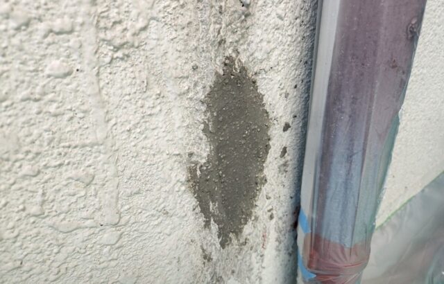 大阪府寝屋川市　外壁塗装工事　外壁モルタル補修～フィラー下塗り