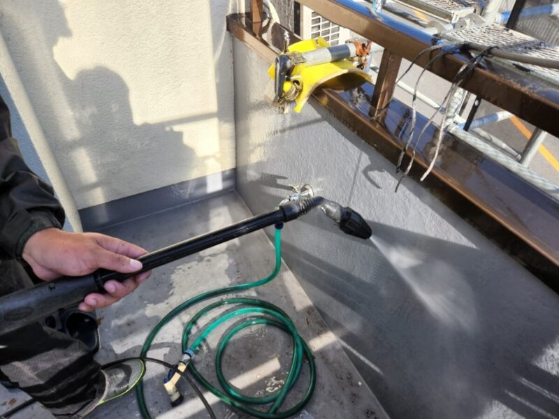 大阪府寝屋川市　外壁塗装工事　下地処理　高圧洗浄作業