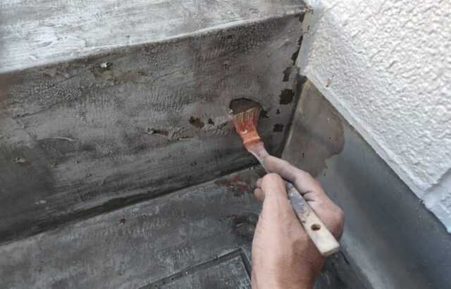 大阪府寝屋川市　外壁塗装工事　バルコニーの下地処理　塗膜剥離部の補修