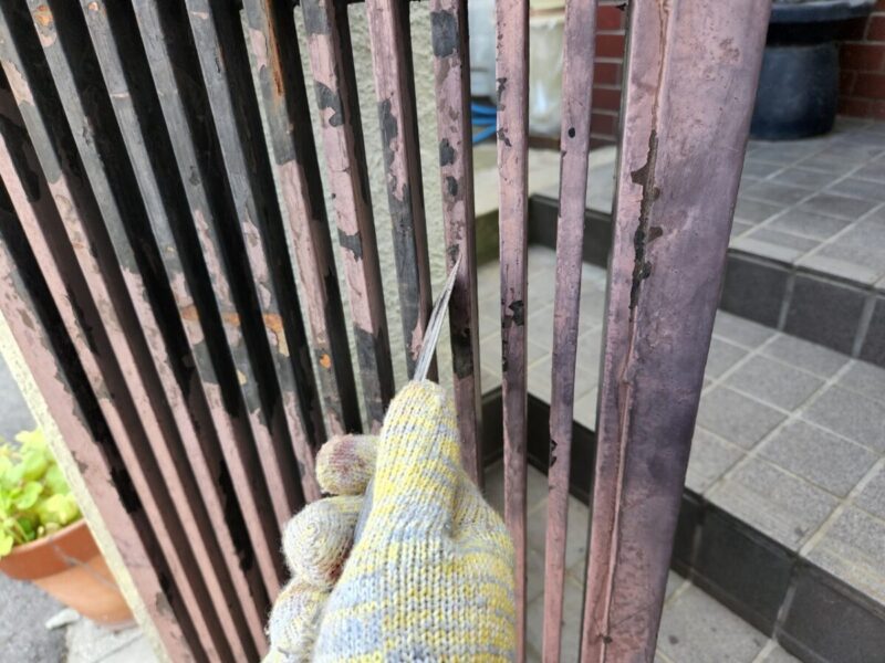 大阪府寝屋川市　外壁塗装工事　付帯部　門扉のケレン作業