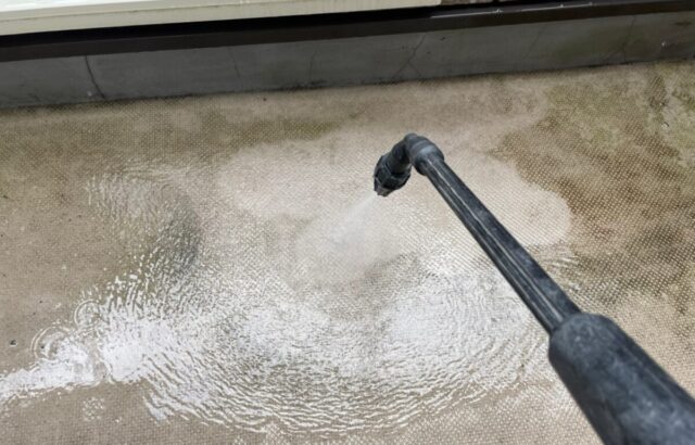 奈良県香芝市　外壁塗装工事　バルコニーの洗浄作業　防水の劣化は要注意！