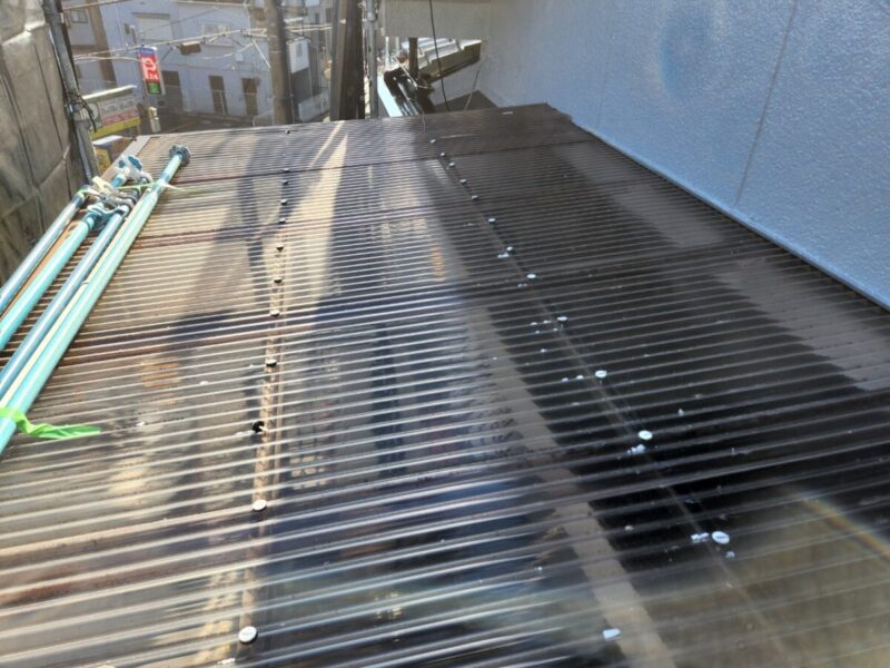 大阪府寝屋川市　外壁塗装工事　ベランダ屋根の波板張り替え