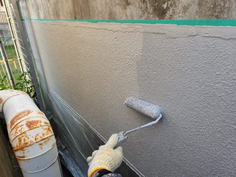 大阪府寝屋川市　外壁塗装工事　塀の中塗り〜上塗り　塀の美観性も重要です！