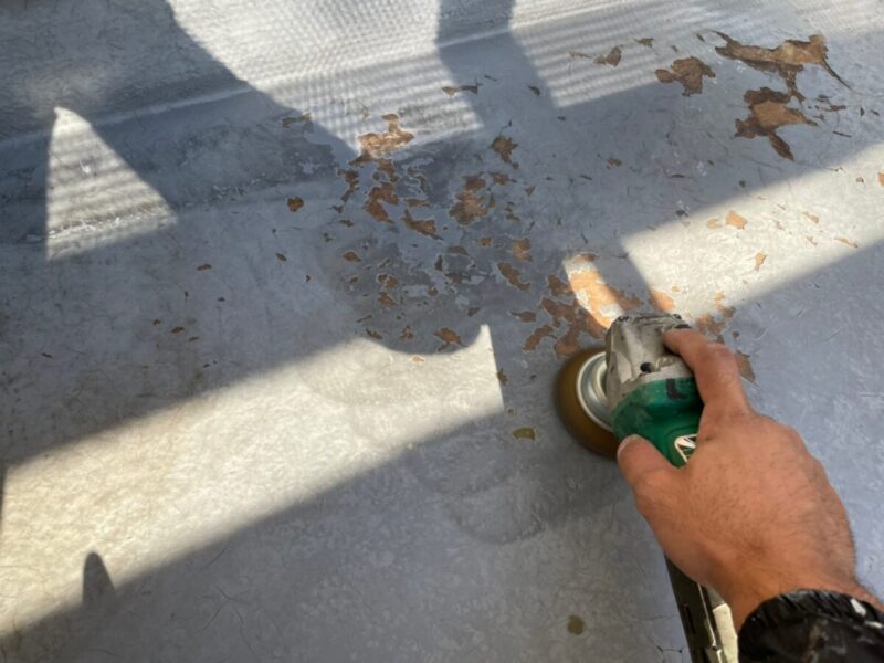 大阪府寝屋川市　外壁塗装工事　バルコニー防水工事　塗膜剥離部のケレン作業
