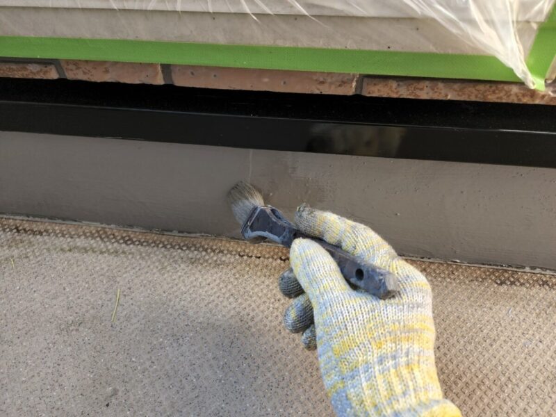 奈良県香芝市　外壁塗装・シーリング工事　ベランダ立ち上がり防水塗装　トップコート塗布