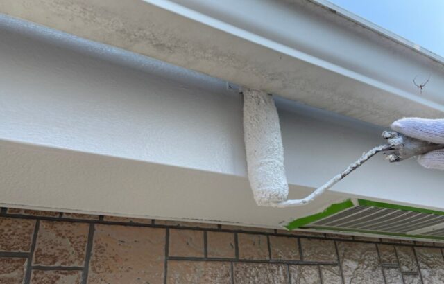 奈良県香芝市　外壁塗装・シーリング工事【破風板の塗装作業】破風板は腐食に注意しましょう！