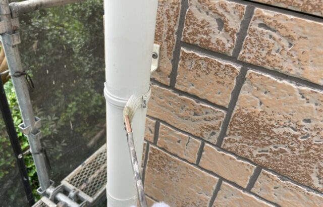 奈良県香芝市　外壁塗装・シーリング工事　軒天井と雨樋金具の塗装を行いました！