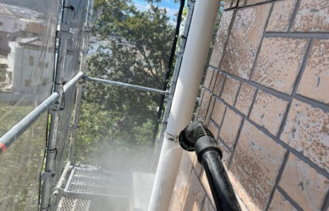 奈良県香芝市　外壁塗装・シーリング工事　高圧洗浄の時は雨樋の中の洗浄もしましょう！
