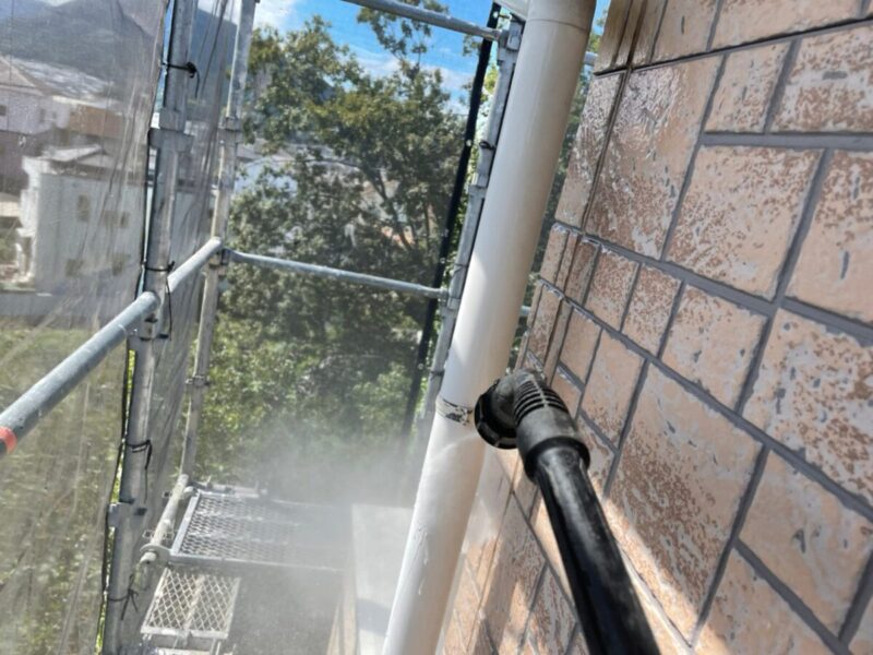 奈良県香芝市　外壁塗装・シーリング工事　高圧洗浄の時は雨樋の中の洗浄もしましょう！
