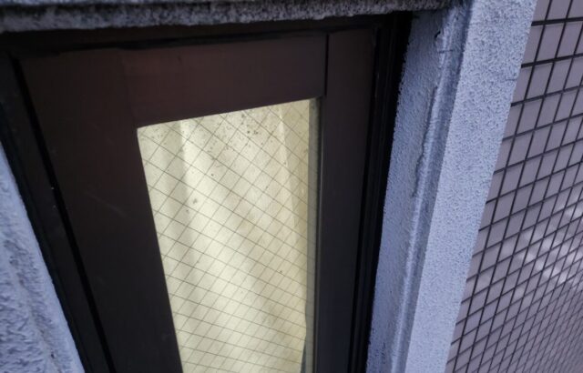 大阪府大阪市　マンション外壁塗装工事　窓のコーキング増し打ち工事