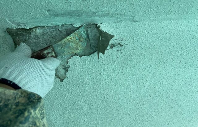 大阪府大阪市　マンション外壁塗装工事　塗膜の剥がれによる躯体の露出のリスク
