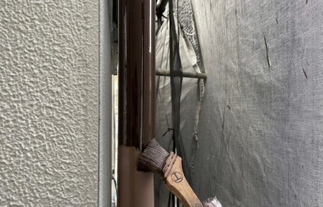 大阪府摂津市　T様邸　外壁塗装工事　付帯部　軒樋と縦樋の塗装