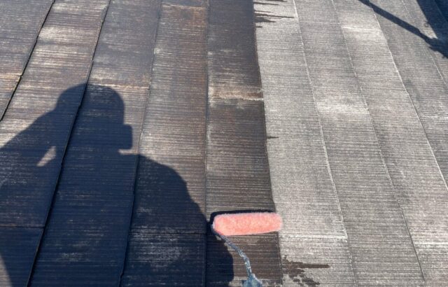大阪府大阪市　T様邸　屋根・外壁塗装工事　スレート屋根の下塗り　シーラー塗布