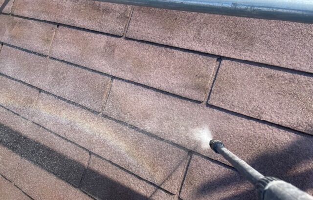大阪府吹田市　S様邸　屋根塗装・外壁塗装工事　下地処理　屋根の高圧洗浄作業