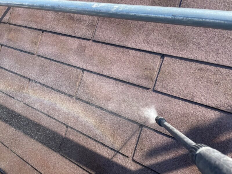 大阪府吹田市　S様邸　屋根塗装・外壁塗装工事　下地処理　屋根の高圧洗浄作業