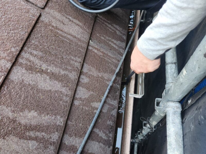 大阪府吹田市　S様邸　屋根塗装・外壁塗装工事　雨樋の清掃作業