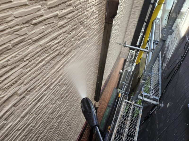 大阪府吹田市　S様邸　屋根塗装・外壁塗装工事　下地処理　高圧洗浄作業