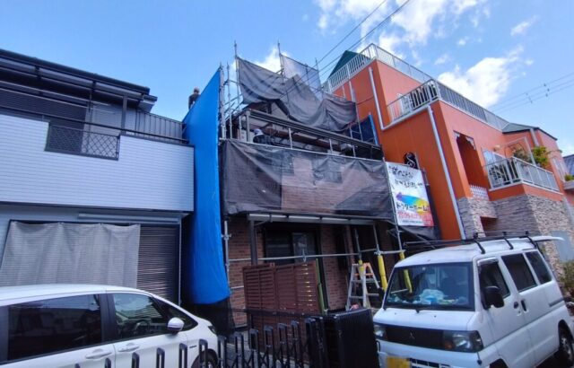 大阪府吹田市　S様邸　屋根塗装・外壁塗装工事　足場の組み立て設置　屋根足場設置