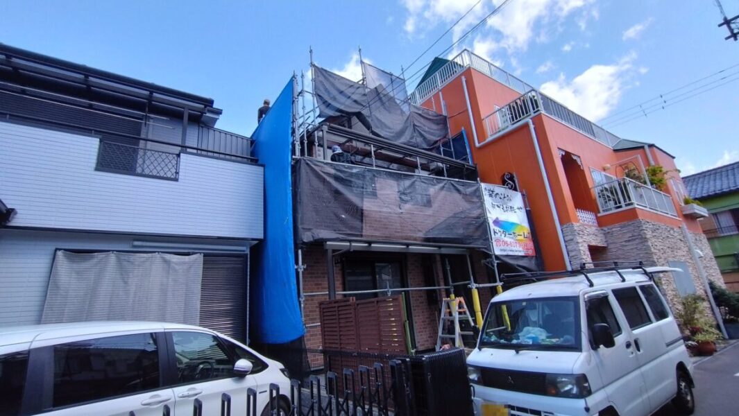 大阪府吹田市　S様邸　屋根塗装・外壁塗装工事　足場の組み立て設置　屋根足場設置
