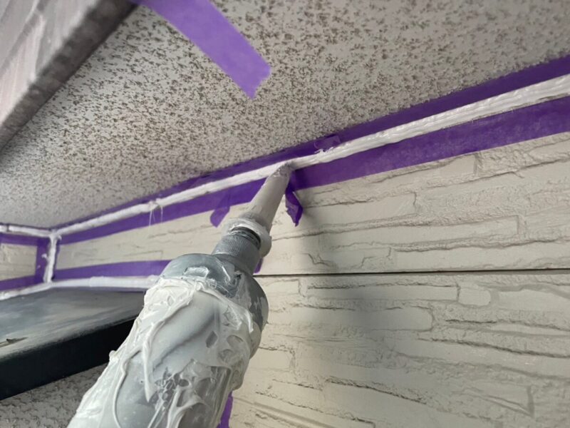 大阪府吹田市　S様邸　屋根塗装・外壁塗装工事　外壁と軒天井の取り合い部コーキング打ち