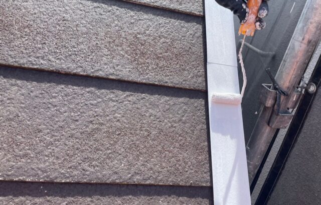 大阪府吹田市　S様邸　屋根塗装・外壁塗装工事　屋根板金の下塗り作業