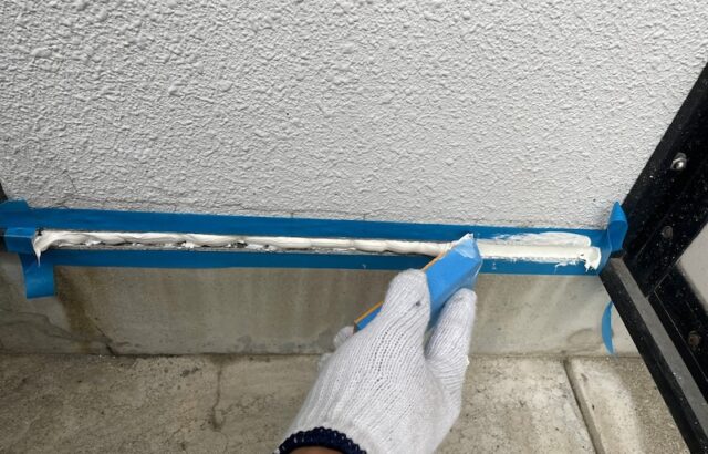 大阪府摂津市　屋根塗装・外壁塗装・防水工事　立ち上がり継ぎ目のコーキング打ち工事