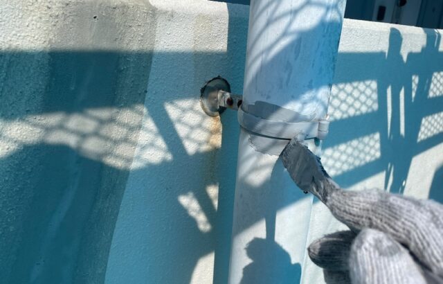 大阪府摂津市　屋根塗装・外壁塗装・防水工事　付帯部　雨樋金具のケレンと錆止め塗装
