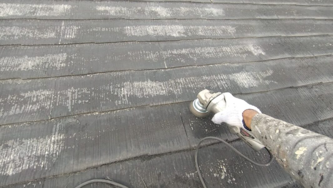大阪府摂津市　屋根塗装・外壁塗装・防水工事　スレート屋根の塗装　下地処理　ケレン
