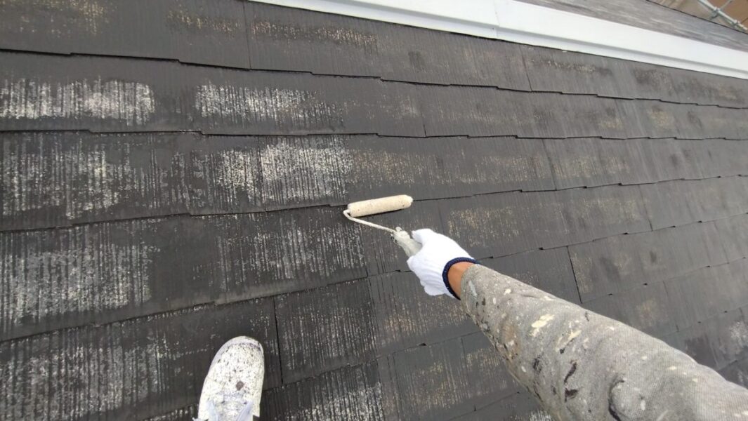 大阪府摂津市　屋根塗装・外壁塗装・防水工事　スレート屋根の下塗り　ベストシーラー塗布